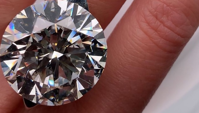 Article 'Diamonds and Data: How Technology is Revolutionizing Transparency in Diamond Pricing' Image