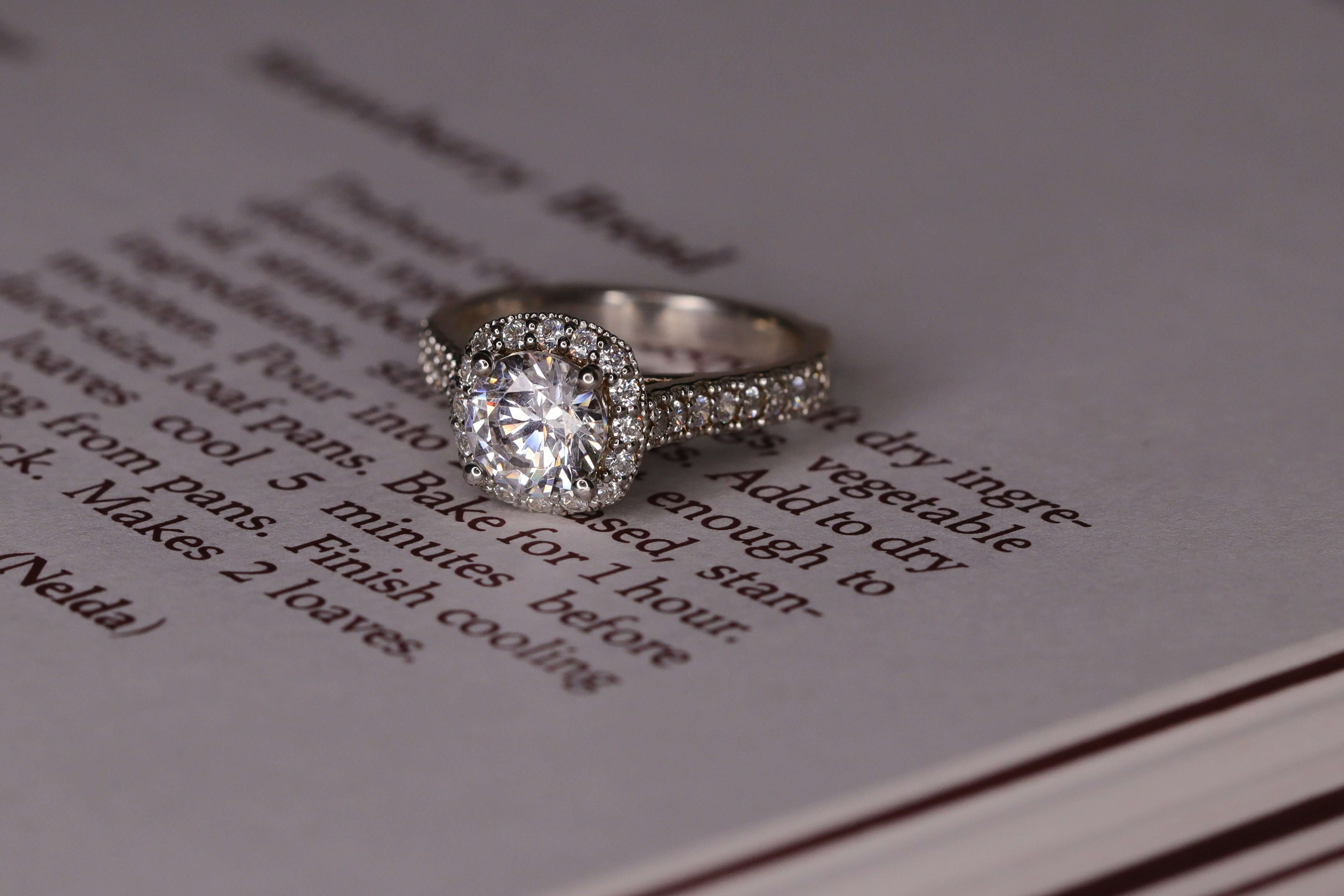 Oval vs Round Diamond: Price, Size & Value Comparison (2026)